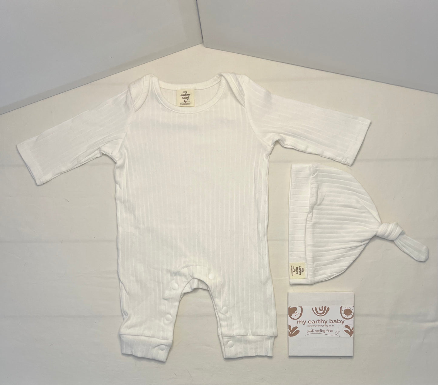 EARTHY CLASSIC GIFT SET (onesie and hat, 2 bibs, teether, hello world)